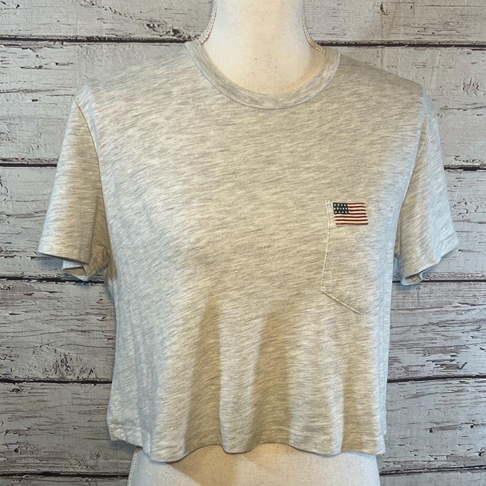 BRANDY MELVILLE T-Shirt Cropped with Pocket American Flag Gray-OS